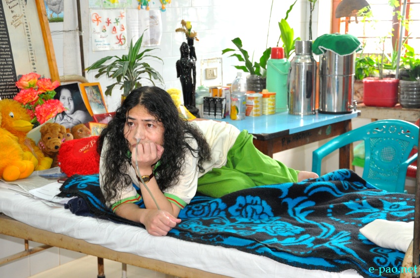 Irom Sharmila donates books to Manipur State Library :: 12 July 2013
