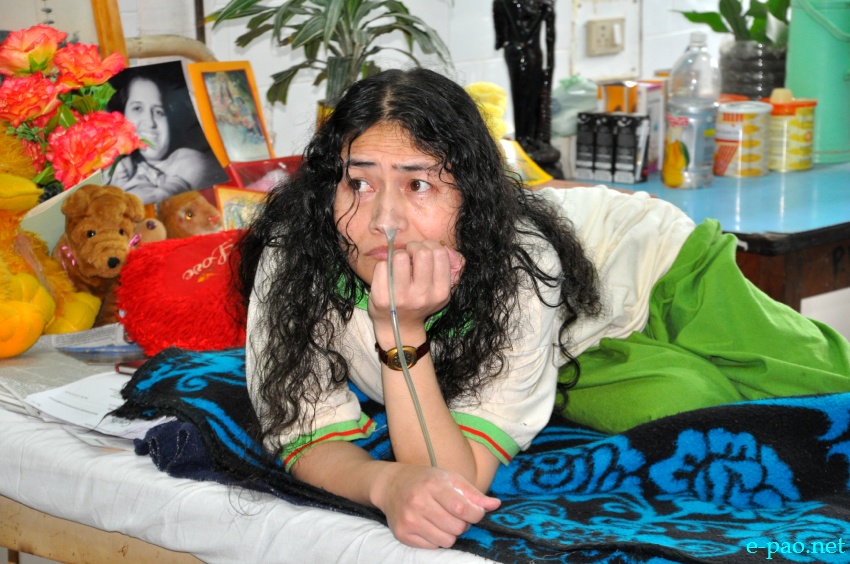 Irom Sharmila donates books to Manipur State Library :: 12 July 2013