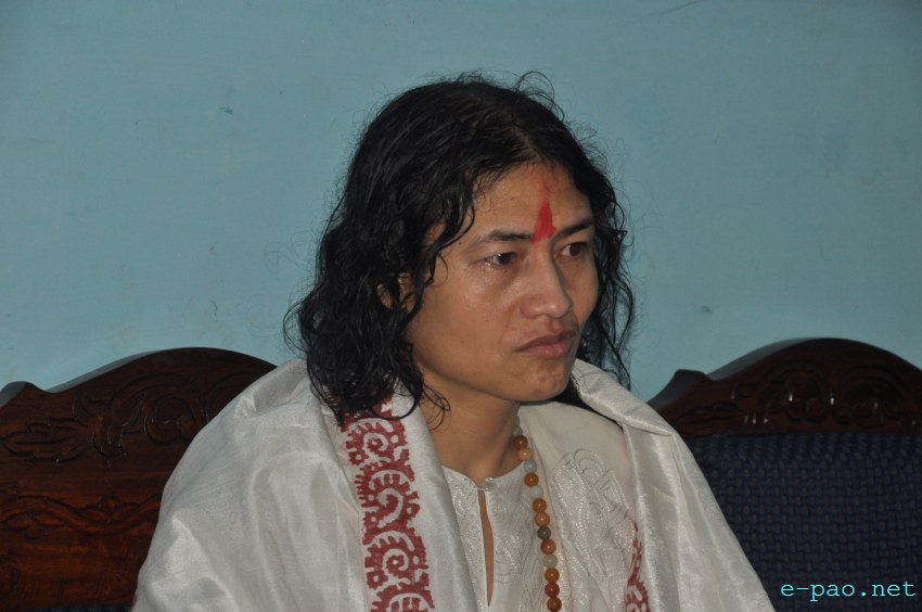 Irom Chanu Sharmila visited Ima Keithel and offers prayers to Keithel Leirambi :: 21 August 2014