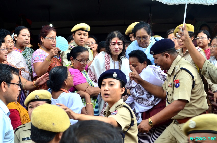 Irom Chanu Sharmila visited Ima Keithel and offers prayers to Keithel Leirambi :: 21 August 2014