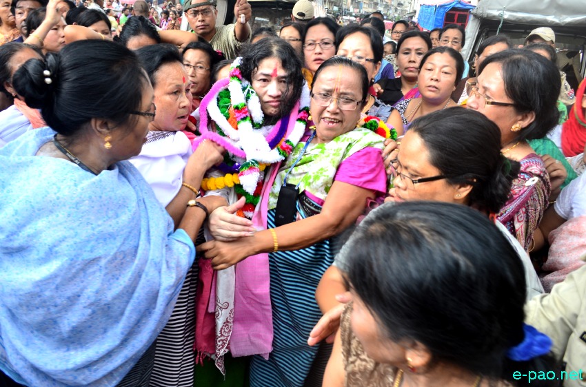 Irom Chanu Sharmila visited Ima Keithel and offers prayers to Keithel Leirambi :: 21 August 2014
