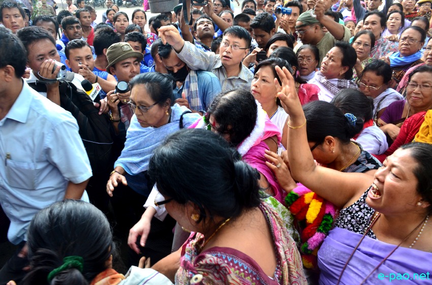 Irom Chanu Sharmila visited Ima Keithel and offers prayers to Keithel Leirambi :: 21 August 2014