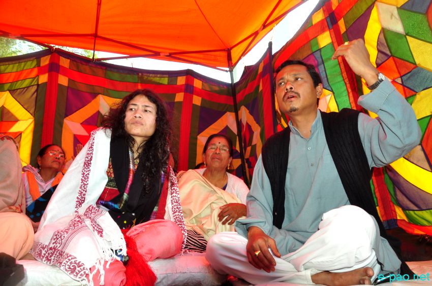 Irom Sharmila met with Leishemba Sanajaoba, titular king at Shahid Minar :: March 01 2016