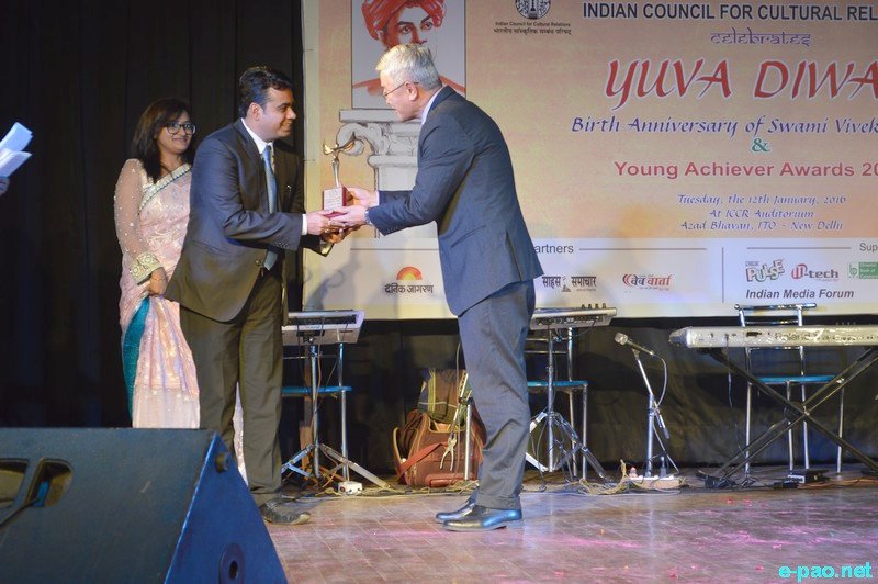 Gurumayum Biseshwor honoured with Youth Icon Award 2016 at auditorium of Azad Bhavan, New Delhi :: January 12 2016