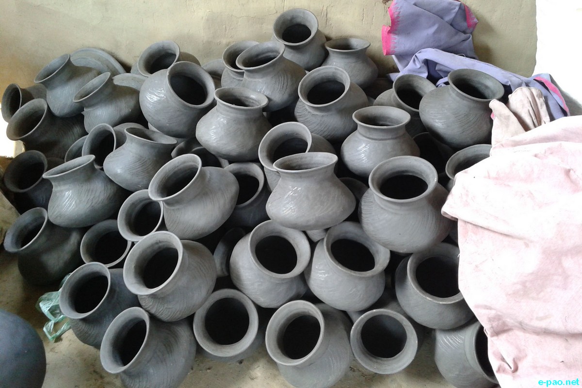 Earthern Potteries produced by Thongjao village, Kakching district :: April 2017