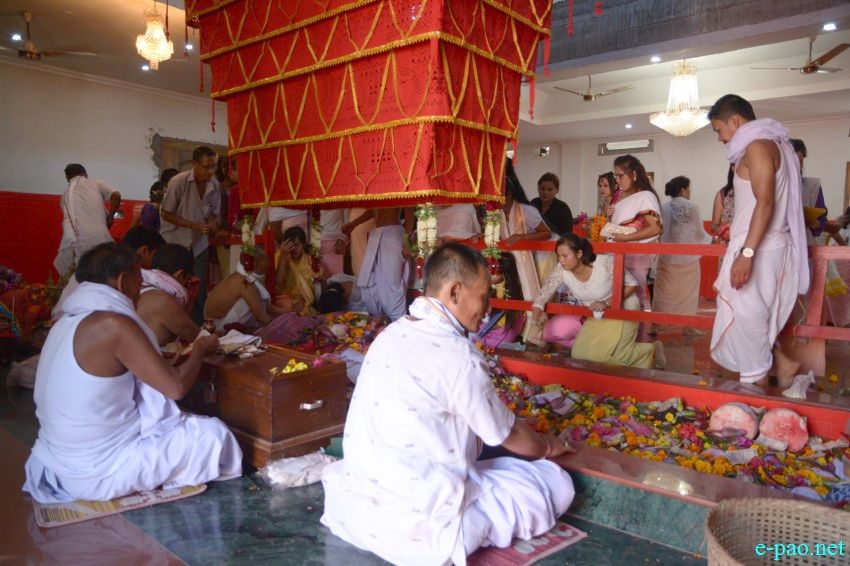Bor khoiramnaba : Devotees at the temple of Hiyangthang Lairembi at Hiyangthang, Imphal West :: October 21, 2015