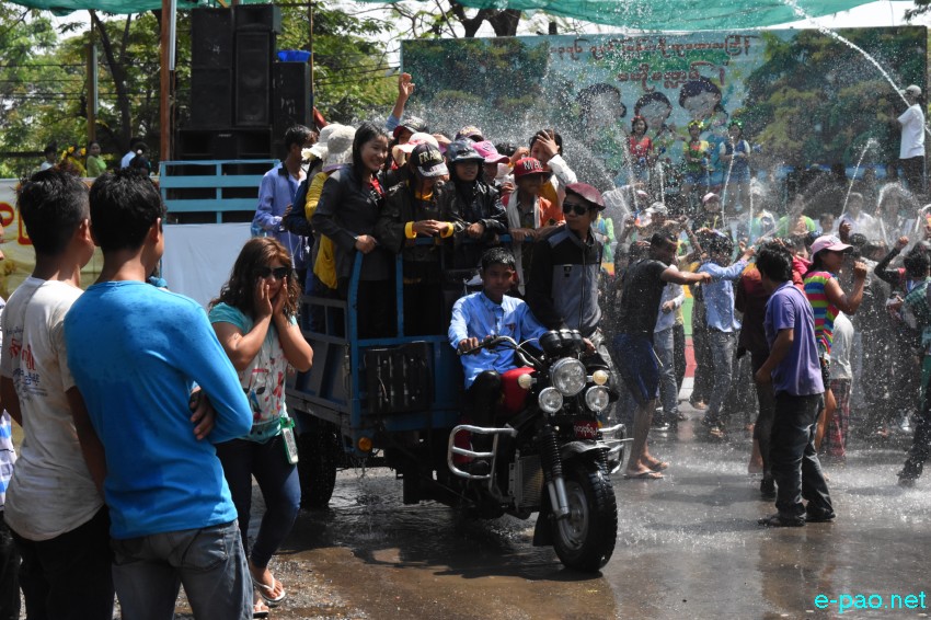 The water festival of the Myanmarese celebrated at Tamu and Namthalong :: April 15 2015