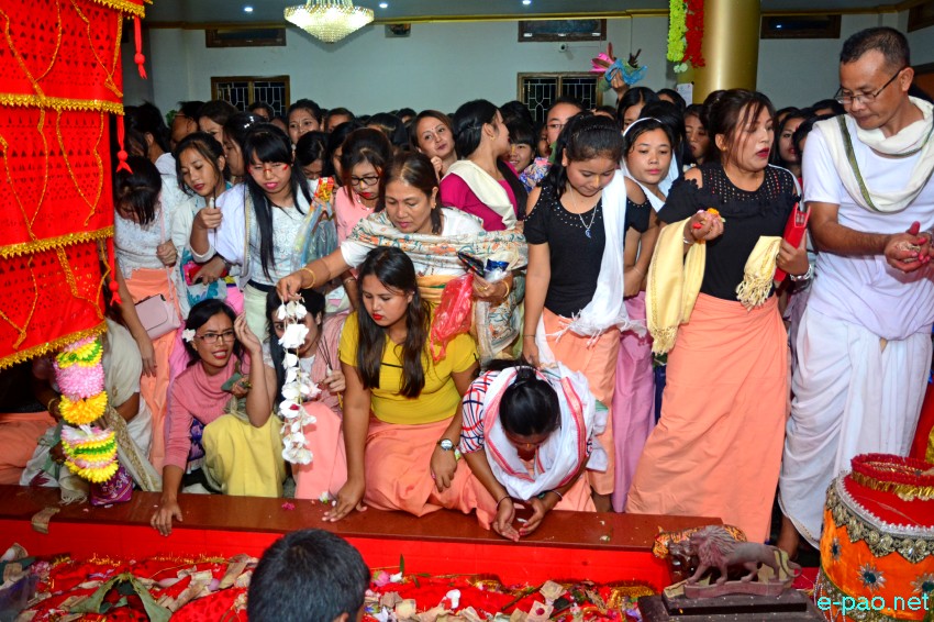 Bor khoiramnaba : Devotees at the temple of Hiyangthang Lairembi at Hiyangthang, Imphal West :: September 29 , 2017
