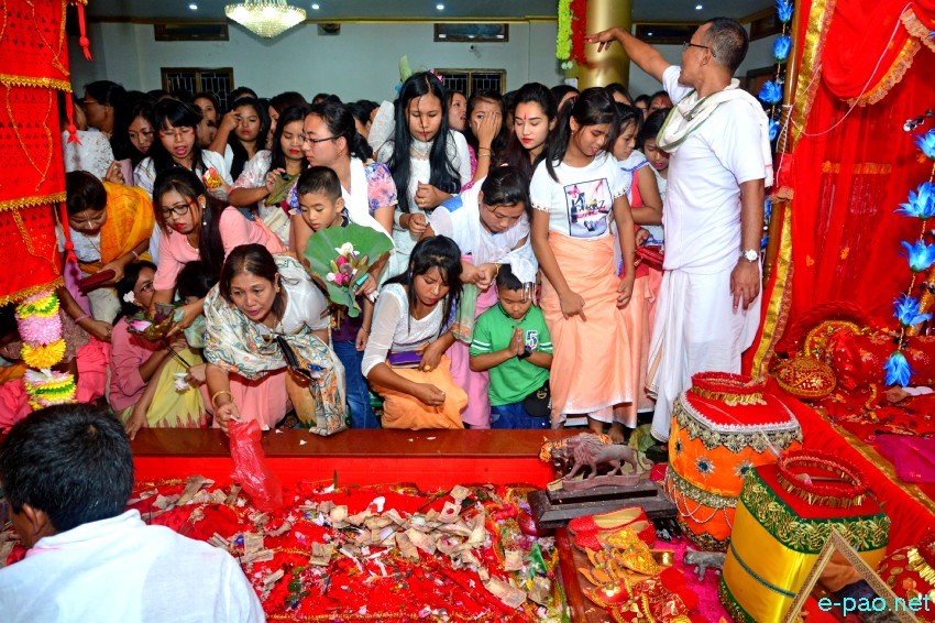 Bor khoiramnaba : Devotees at the temple of Hiyangthang Lairembi at Hiyangthang, Imphal West :: September 29 , 2017
