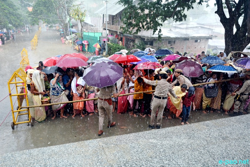 Bor khoiramnaba : Devotees at the temple of Hiyangthang Lairembi at Hiyangthang, Imphal West :: October 06th 2019