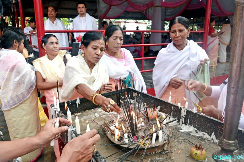 Bor khoiramnaba : Devotees at the temple of Hiyangthang Lairembi at Hiyangthang, Imphal West :: October 06th 2019