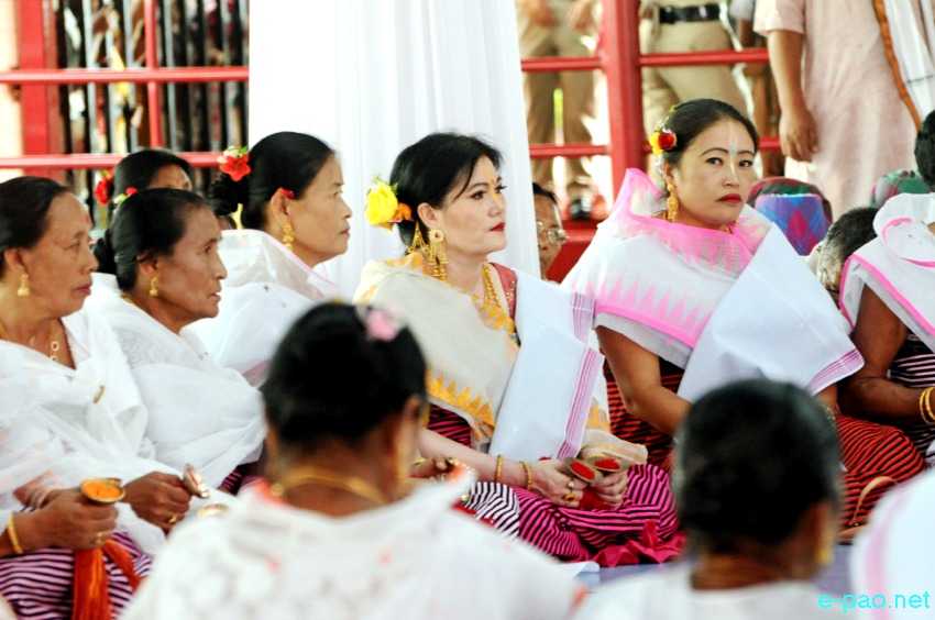Bor khoiramnaba : Devotees at the temple of Hiyangthang Lairembi at Hiyangthang, Imphal West :: October 06th 2019