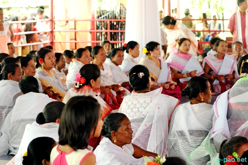 Bor khoiramnaba : Devotees at the temple of Hiyangthang Lairembi at Hiyangthang, Imphal West :: October 06th 2019