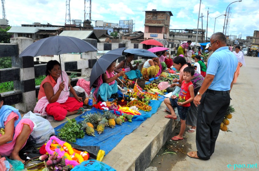 Offerings for 'Kang Chingba' - Rath Jatra : Women Vendors  at Singjamei Keithel, Imphal, Manipur :: July 10 2013