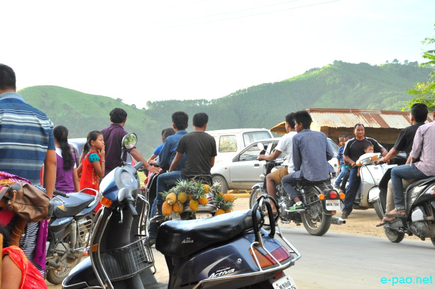 'Kang Koiba' - People hanging out and/or shopping during Kang near Ngariyan Hill :: July 11, 2013