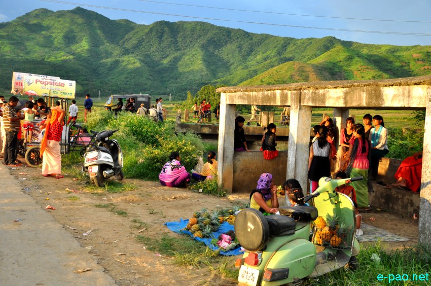 'Kang Koiba' - People hanging out and/or shopping during Kang near Ngariyan Hill :: July 11, 2013