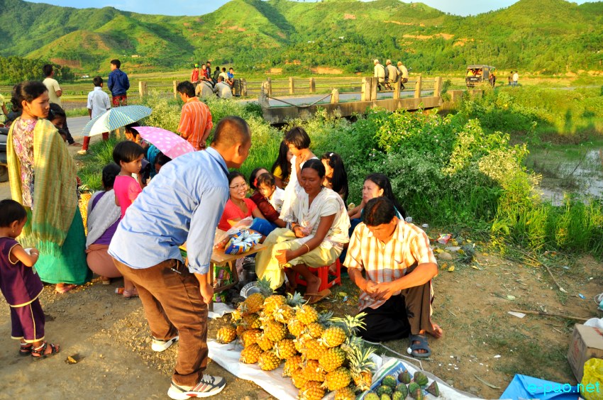 'Kang Koiba' - People hanging out and/or shopping during Kang near Ngariyan Hill :: July 11, 2013
