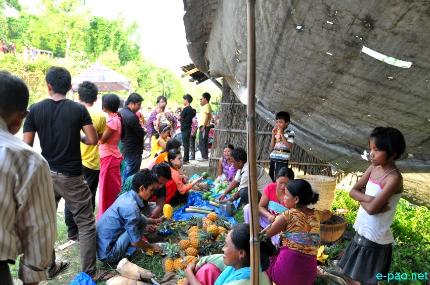 'Kang Koiba' - People hanging out and/or shopping during Kang near Ngariyan Hill :: July 11, 2013