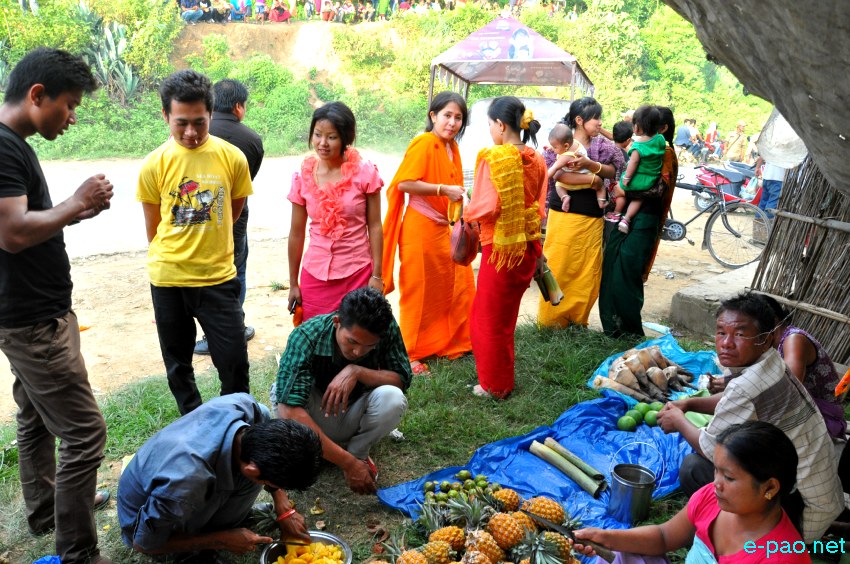 'Kang Koiba' - People hanging out and/or shopping during Kang near Ngariyan Hill :: July 11, 2013