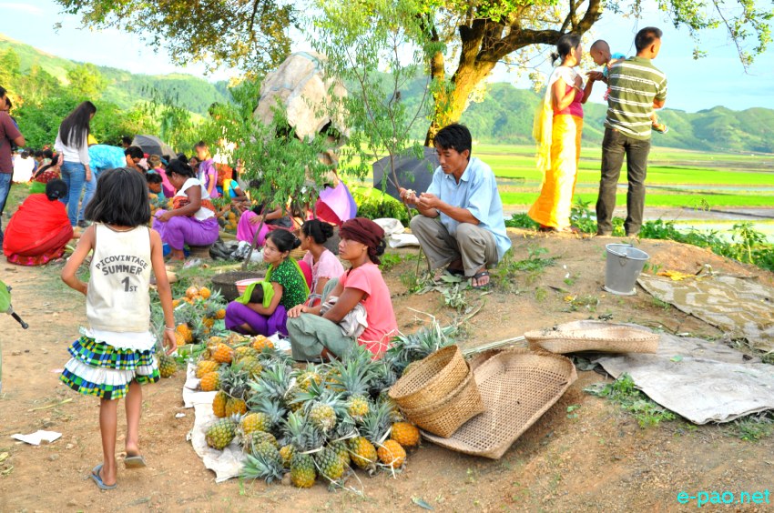 'Kang Koiba' - People hanging out and/or shopping during Kang near Ngariyan Hill :: July 11, 2013