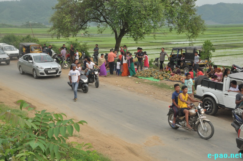 'Kang Koiba' / Buying of PineApple at Ngariyan Ching  :: July 07, 2014