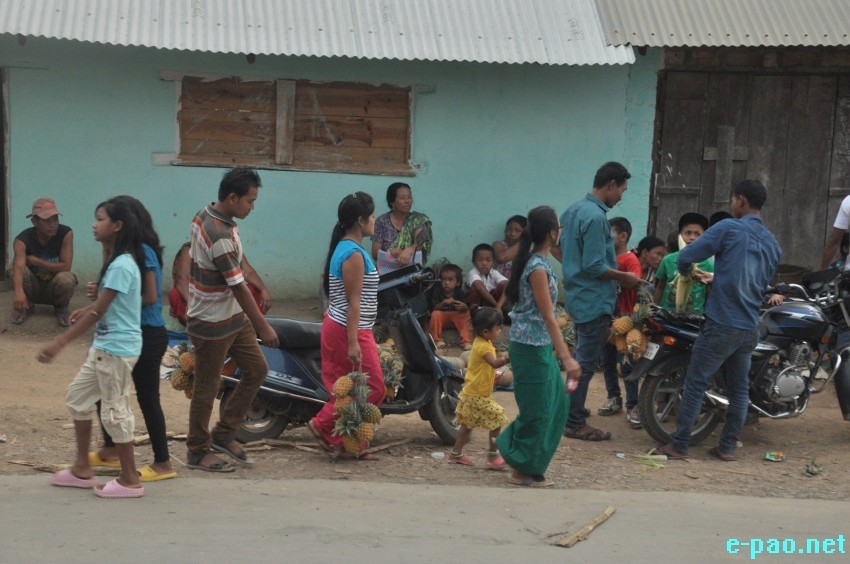 'Kang Koiba' / Buying of PineApple at Ngariyan Ching  :: July 07, 2014