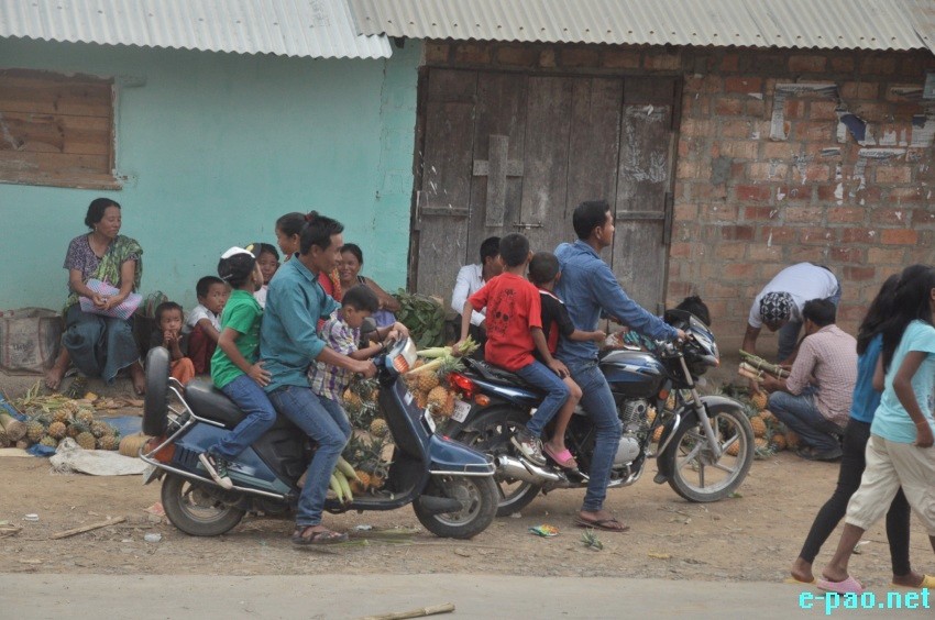 'Kang Koiba' / Buying of PineApple at Ngariyan Ching  :: July 07, 2014