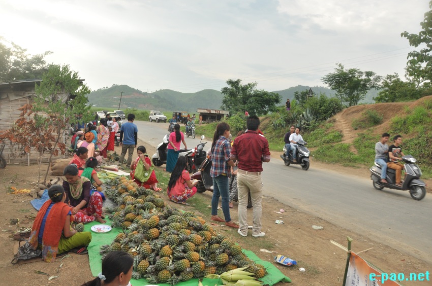 'Kang Koiba' / Buying of PineApple at Ngariyan Ching  :: July 07, 2014