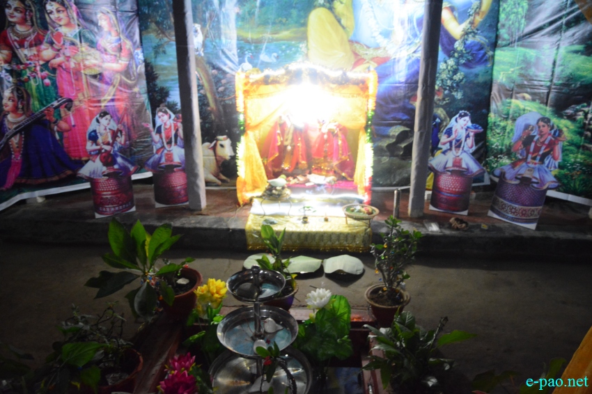 Devotees singing as part of Jhulon Festival at Bheigyabati Leikai :: 18th August  2016