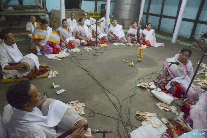 Devotees singing as part of Jhulon Festival at Bheigyabati Leikai :: 18th August  2016