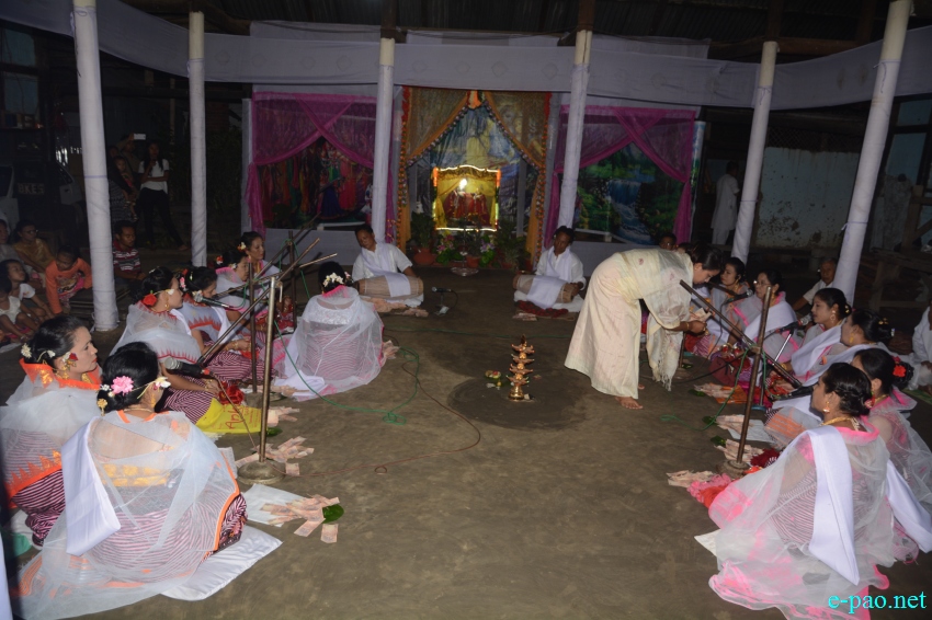 Devotees singing as part of Jhulon Festival at Bheigyabati Leikai :: 18th August  2016