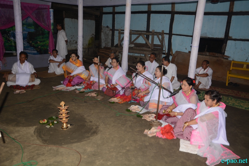 Devotees singing as part of Jhulon Festival at Bheigyabati Leikai :: 18th August  2016