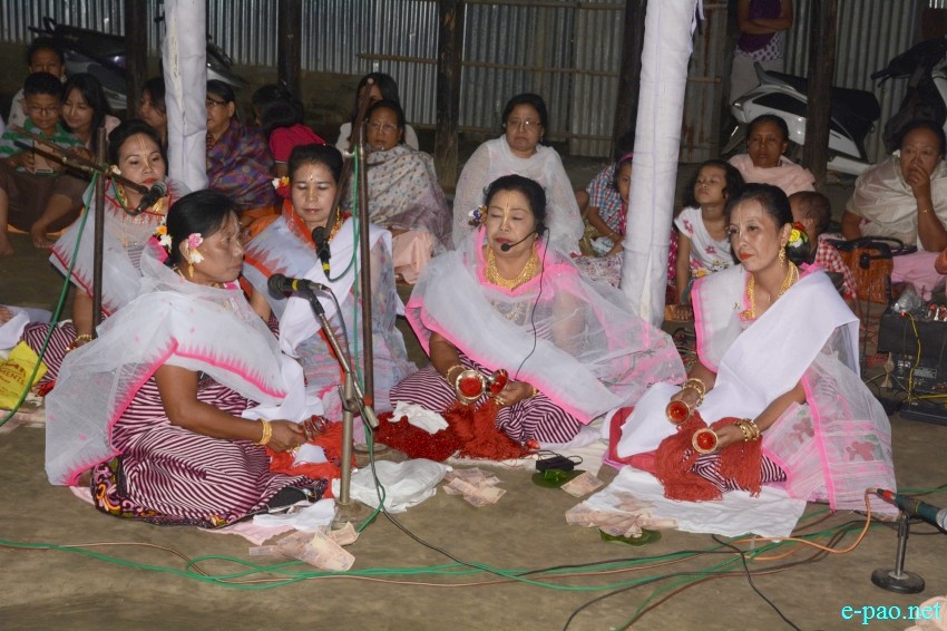 Devotees singing as part of Jhulon Festival at Bheigyabati Leikai :: 18th August  2016
