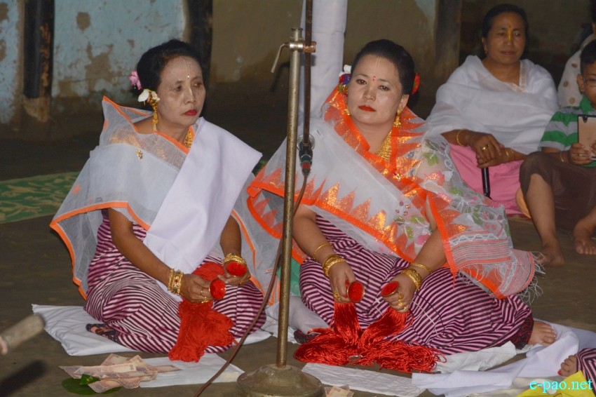 Devotees singing as part of Jhulon Festival at Bheigyabati Leikai :: 18th August  2016