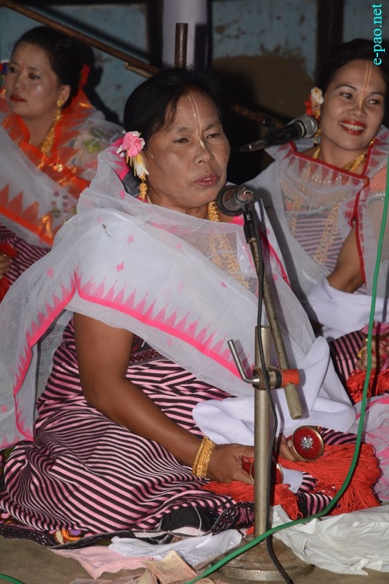 Devotees singing as part of Jhulon Festival at Bheigyabati Leikai :: 18th August  2016