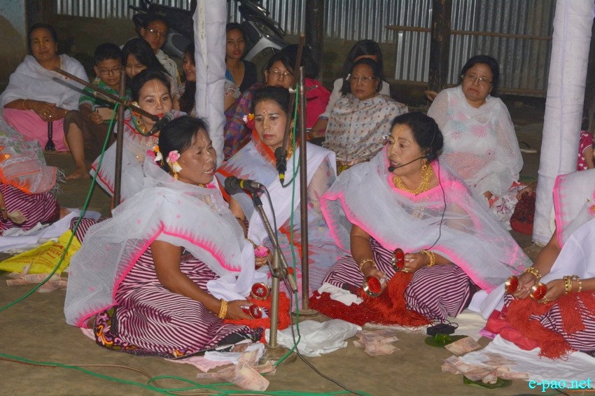 Devotees singing as part of Jhulon Festival at Bheigyabati Leikai :: 18th August  2016