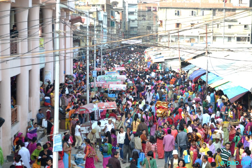 Ningol Chakkouba Shopping :: A very crowded scene at Ema Keithel, Imphal :: November 03 2013