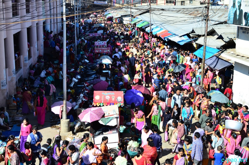 Ningol Chakkouba Shopping :: A very crowded scene at Ema Keithel, Imphal :: October 23 2014