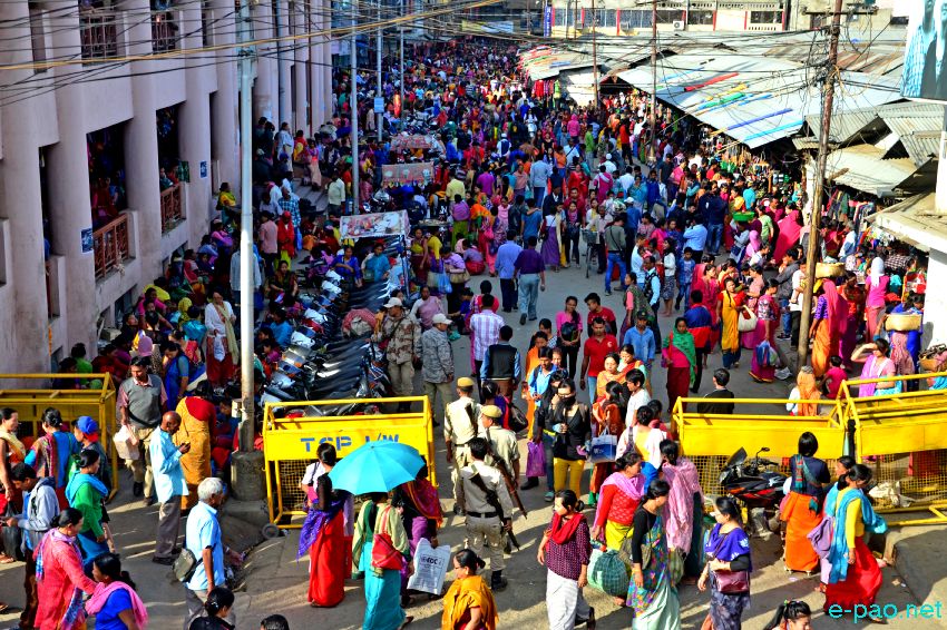 Ningol Chakkouba Shopping :: A very crowded scene at Ema Keithel, Imphal :: November 11 2015