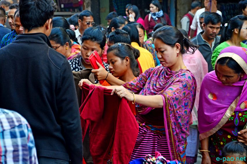 Ningol Chakkouba Shopping :: A very crowded scene at Ema Keithel, Imphal :: November 11 2015