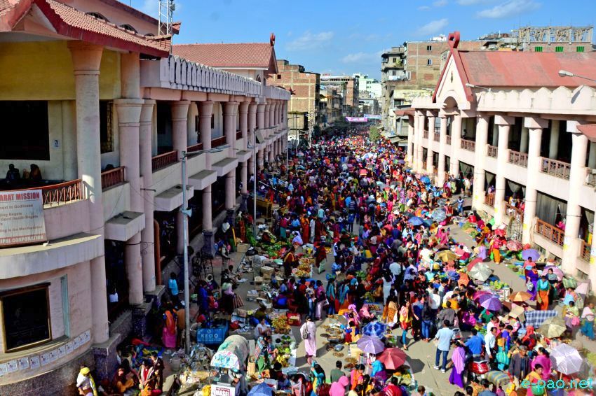 Ningol Chakkouba Shopping :: A very crowded scene at Ema Keithel, Imphal :: November 11 2015