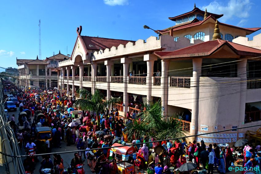 Ningol Chakkouba Shopping :: A very crowded scene at Ema Keithel, Imphal :: November 11 2015