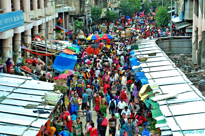 Ningol Chakkouba Shopping :: A very crowded scene at Ema Keithel, Imphal :: October 29 2016