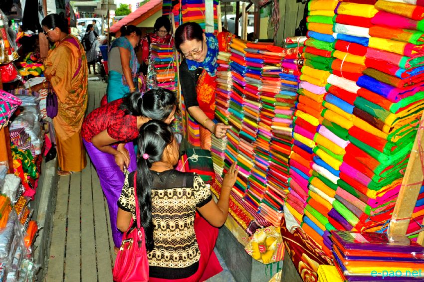 Ningol Chakkouba Shopping :: A very crowded scene at Ema Keithel, Imphal :: October 29 2016