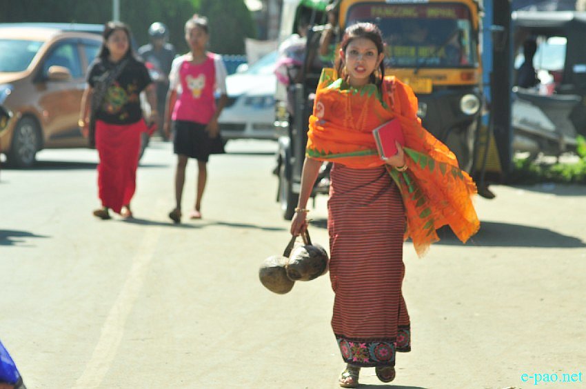 Ningols on the way to her mapam lamdam on the occassion of Ningol Chakkouba in Imphal :: November 01 2016