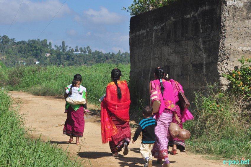 Ningols on the way to her mapam lamdam on the occassion of Ningol Chakkouba at Thanga - Karang :: November 01 2016