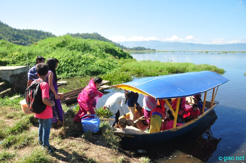 Ningols on the way to her mapam lamdam on the occassion of Ningol Chakkouba at Thanga - Karang :: November 01 2016