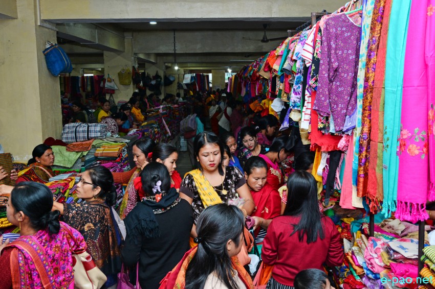 Ningol Chakkouba Shopping :: A very crowded scene at Ema Keithel, Imphal :: 06th November 2018