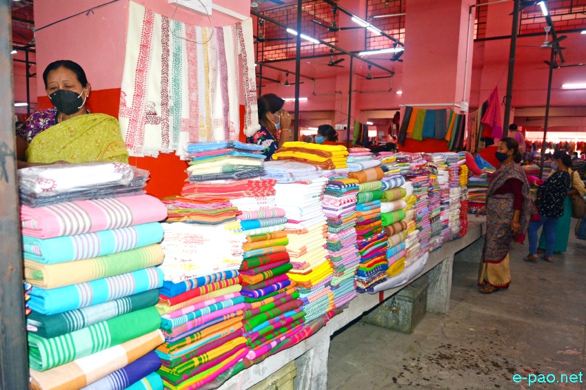 Ningol Chakkouba Shopping :: A very crowded scene at Ema Keithel, Imphal :: 05th November 2021