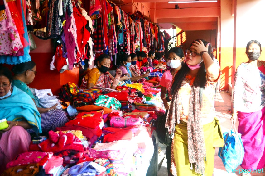 Ningol Chakkouba Shopping :: A very crowded scene at Ema Keithel, Imphal :: 05th November 2021